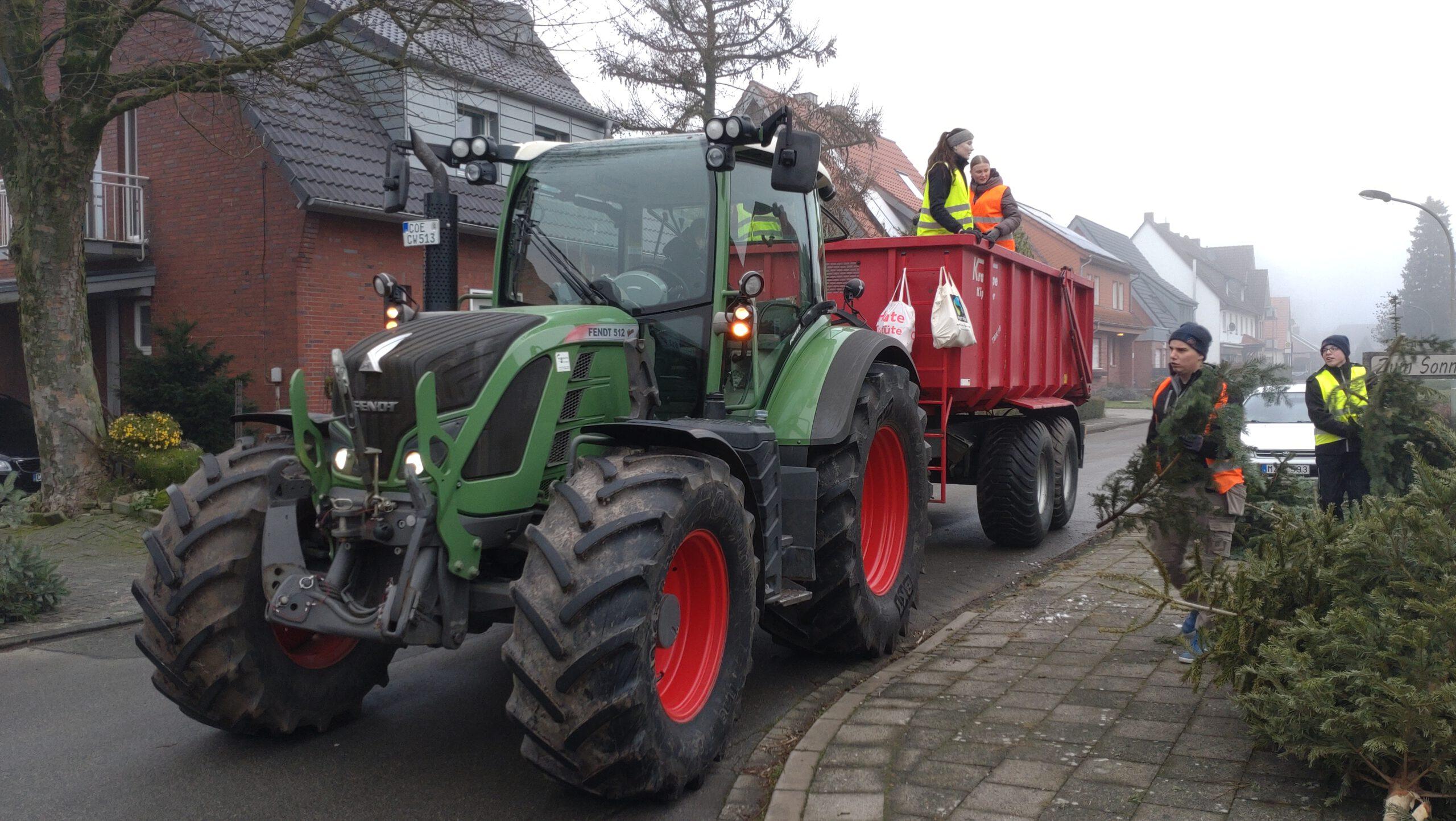 Messdiener holen die Weihnachtsbäume