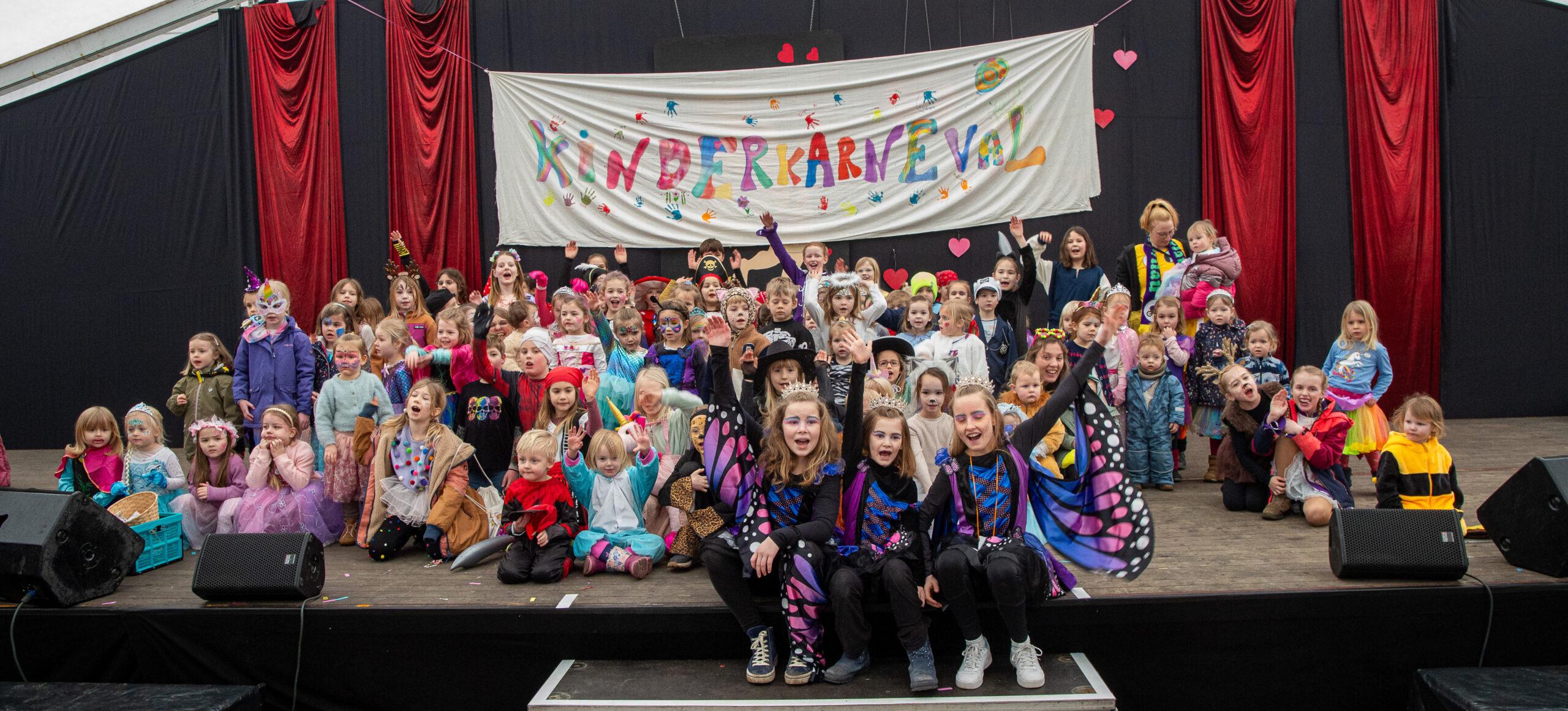 volles Zelt beim Kinderkarneval